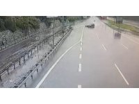 Otomobil bariyerlere ve araca çarptı
