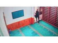 Caminin sadaka kutusundan hırsızlık kamerada