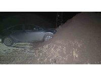Önlem alınmadan yola dökülen toprak yığını gece karanlığında kazaya neden oldu