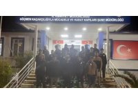 Hatay’da 19 göçmen yakalandı, organizatör 2 sürücüye 350 bin TL ceza uygulandı