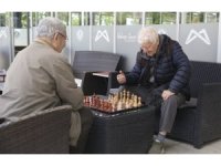 Mersin’de emekliler dolu dolu günler geçiriyor