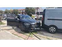 Antalya’da minibüs park halindeki araca çarptı: 4 yaralı