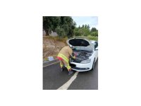Arsuz’da otomobilin motoruna giren kediler kurtarıldı