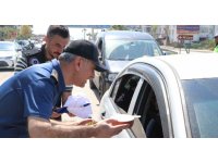 Mersin’de yoğurt ve çilek ikramlı trafik uygulaması