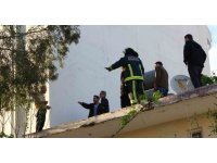 Çatıya çıkıp üzerine benzin döktü gazeteci oyaladı polis yakaladı