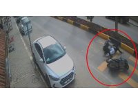 Motosikletteki 2 kişinin yere savrulduğu anlar kamerada