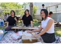 Kozan’da öğrenciler bahar şenliğinde şalvar giyip Adana sıkması pişirdi