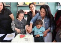 Özel çocuklar, anneleriyle birlikte çamuru sanata dönüştü