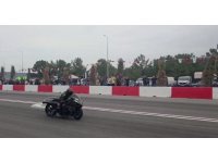 Motodrag yarışlarında bariyerlere çarpan motosikletin sürücüsü yaralandı
