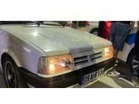 Alkol alıp şampiyonluk kutlamasına çıktı,  park halindeki 2 otomobile çarpıp kaçtı