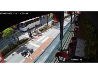 Yaya geçidinde devrilerek sürüklendi