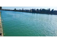 Adana’da serinlemek için girdiği nehirde kaybolan genç hastaneye kaldırıldı