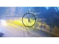 Üst geçitten atlayan 14 yaşındaki çocuğa otomobilin çarptığı anlar kamerada