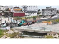 Silifke’de yollar sıcak asfaltla yenilendi