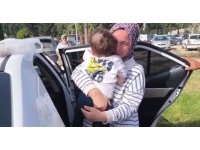 Otomobilde mahsur kalan evladına kavuşan anne gözyaşlarına boğuldu