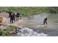 Adana’da Karaçay Nehri’nde mahsur kalan kamyondaki 2 kişi kurtarıldı
