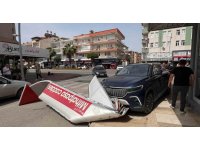 Önce otomobile ardından dev tabelaya çarptı, o anlar kameraya yansıdı