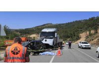 Mermer yüklü tırla kafa kafaya çarpışan otomobildeki çift hayatını kaybetti