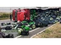 Antalya’da sebze yüklü kamyon ile motosiklet çarpıştı: 3 yaralı