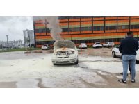 Hastane otoparkındaki otomobil alev aldı