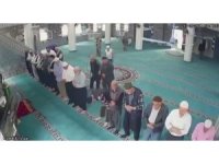Camide namaz kıldığı sırada kalp krizi geçiren yaşlı adam, imamın kalp masajıyla hayata döndü