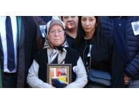 Duruşmaya oğlunun portresiyle gelen anne: "Ne olur bir an önce ceza verin de buralara gelmeyeyim"