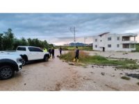 Aşırı yağışla birlikte taşan dereler sele neden oldu