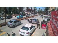 Park halindeki araca çarparak mopedden yere savrulan biri çocuk 2 kişi, sürücünün dikkatiyle ezilmekten kurtuldu