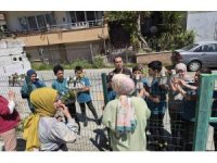 Öğrenciler çiçeklerle iyilik mesajı verdi