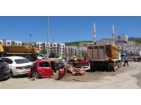 Freni boşalan kamyon 7 araca çarptı: 6 yaralı