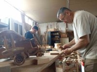 Atmaya kıyamadığı ahşapları sanat eserine çeviren 50 yıllık ustanın oyuncak arabaları ilgi görüyor