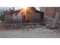 Yıkılan metruk evde oynayan çocuklar kurtuluş savaşına ait olduğu değerlendirilen el bombası buldu