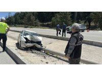 Otomobil elektrik direğine çarptı: 1 yaralı