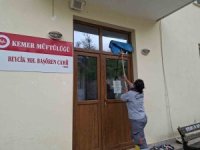 Antalya’nın Kemer ilçesinde  bayram öncesi camilerde temizlik seferberliği