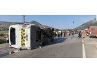 Mersin’de öğrenci servisi devrildi: 17 yaralı