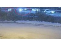 Otomobilin, ışıkta bekleyen 2 araca ok gibi saplandığı kaza kamerada