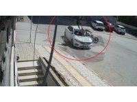 Otomobile ok gibi saplanan motosikletteki 2 kişinin havaya savrulduğu anlar kamerada