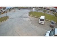 Kavşakta otomobile çarpan motosikletteki 2 kişi yaralandı