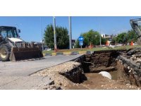 Patlayan ana su borusu yolları göle çevirdi, iş yerleri sular altında kaldı