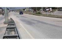 Firari koyun sürüsü kara yoluna çıkıp, üst geçidi kullandı
