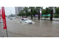 Adana’yı sağanak yağış vurdu, yollar göle döndü