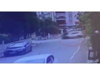 Antalya’da 2 polis memurunun yaralandığı kaza anı kameraya yansıdı