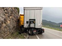 Makaslayan tır yol kenarındaki kayalıklara çarptı: 1 yaralı