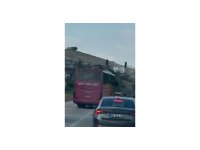 Kornaya basarak otomobilleri sollayan yolcu otobüsü, manevralarıyla korkuttu