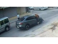 El sallayıp karşıya geçmek isterken otomobil çarptı