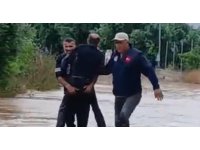 Sele kapılan şahsı mahalle sakinleri kurtardı