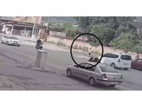 Karşıya geçmeye çalışan dalgın çocuk araca çarptı