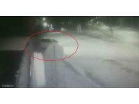 Otomobil bahçe duvarına çarptı: O anlar kamerada