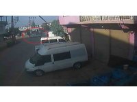 Otomobillerin çarpıştığı kazada 2 kişi yaralandı o anlar kamerada