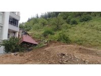 Osmaniye’de toprak kayması: Prefabrik ev devrildi, traktör göçük altında kaldı